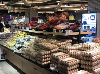 国庆假期消费市场繁荣，市民“菜篮子”保障充足，生鲜食品销售迎来高峰